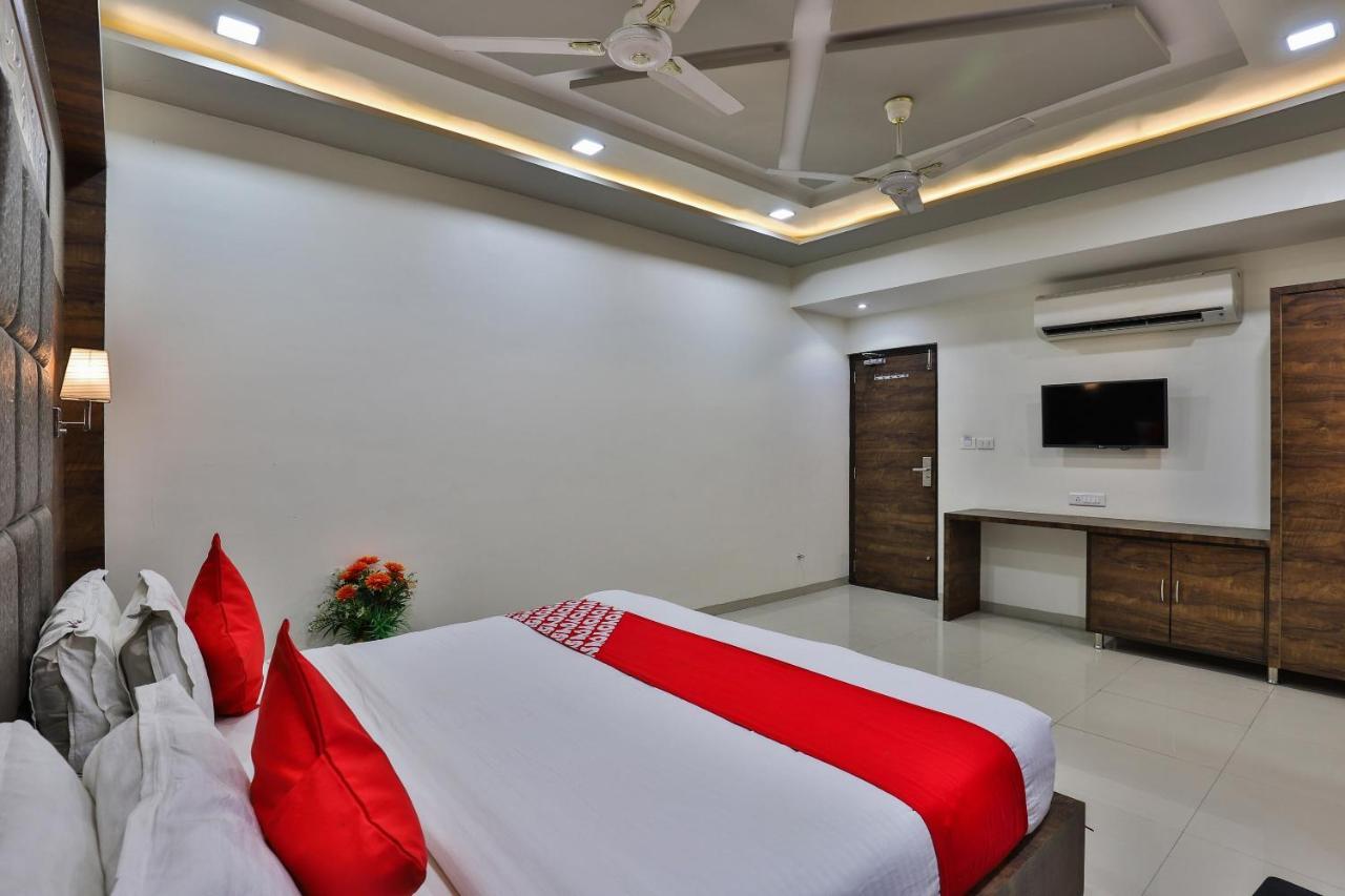 Collection O 7557 Hotel Shiv Kunj Exotica Naroda Exterior foto